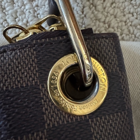 SOLD Louis Vuitton Southbank Crossbody - Picture 4 of 15